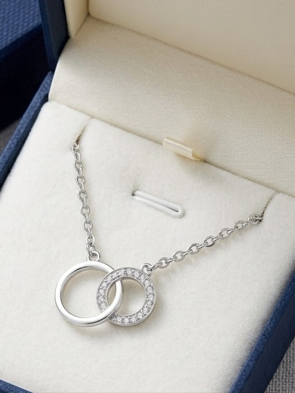 Chic Silver Interlocking Circle Necklace